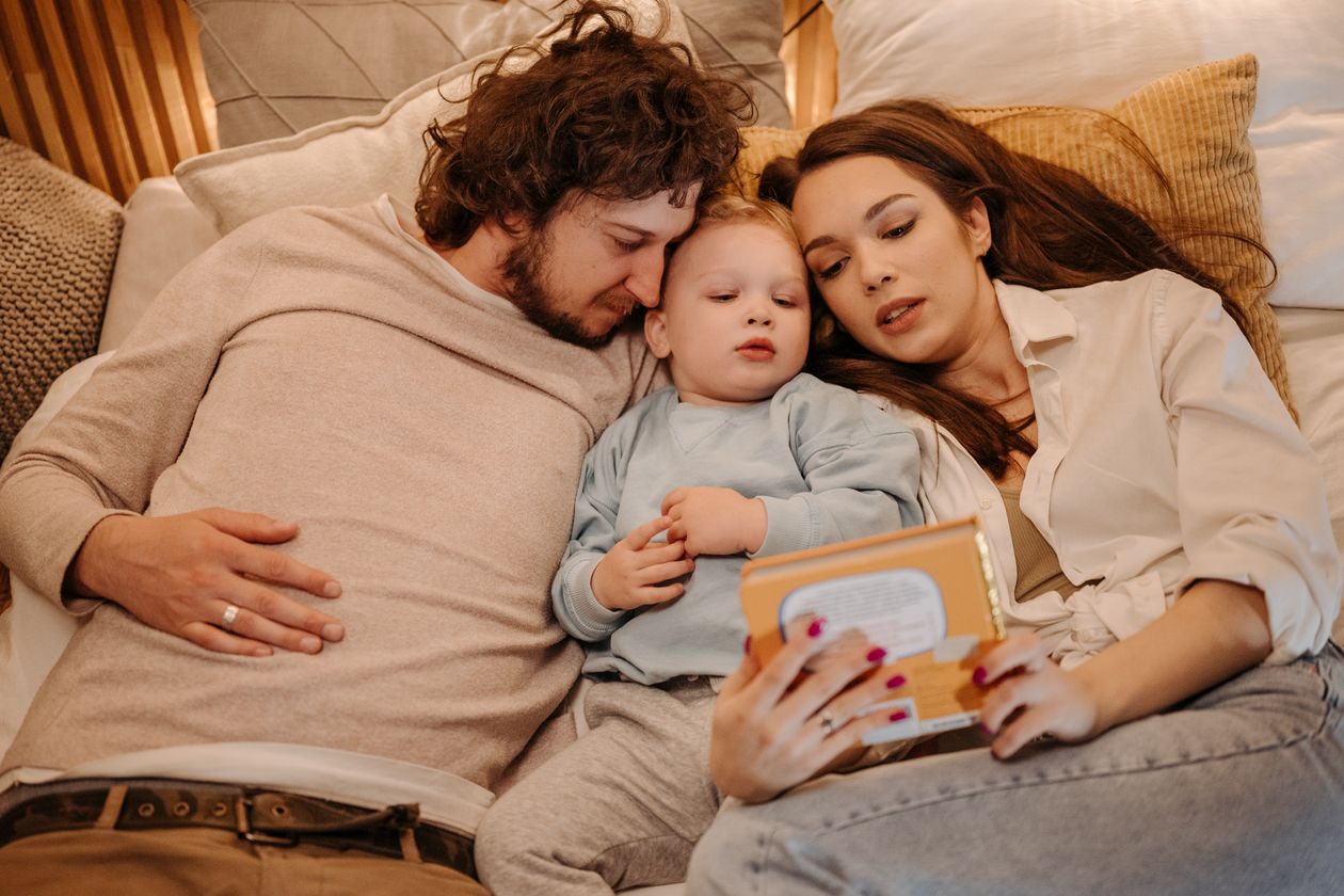 Madre e hijo leyendo juntos