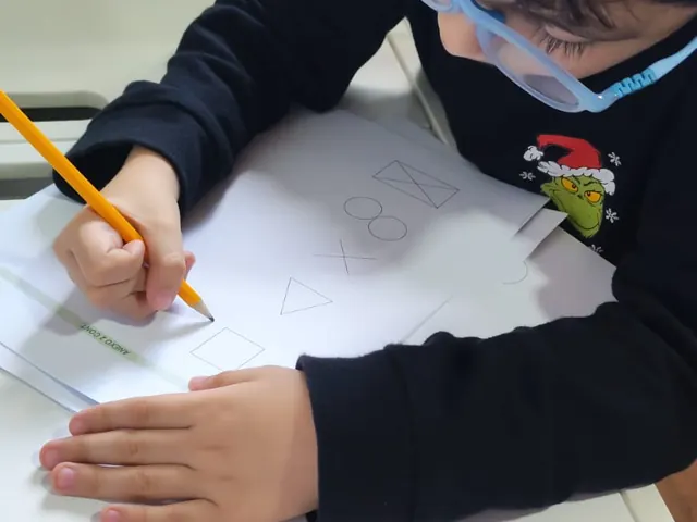 Niño realizando una tarea de trazo con lápiz durante una evaluación cognitiva